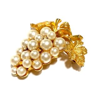 VINTAGE GRAPE BUNCH PEARL BROOCH